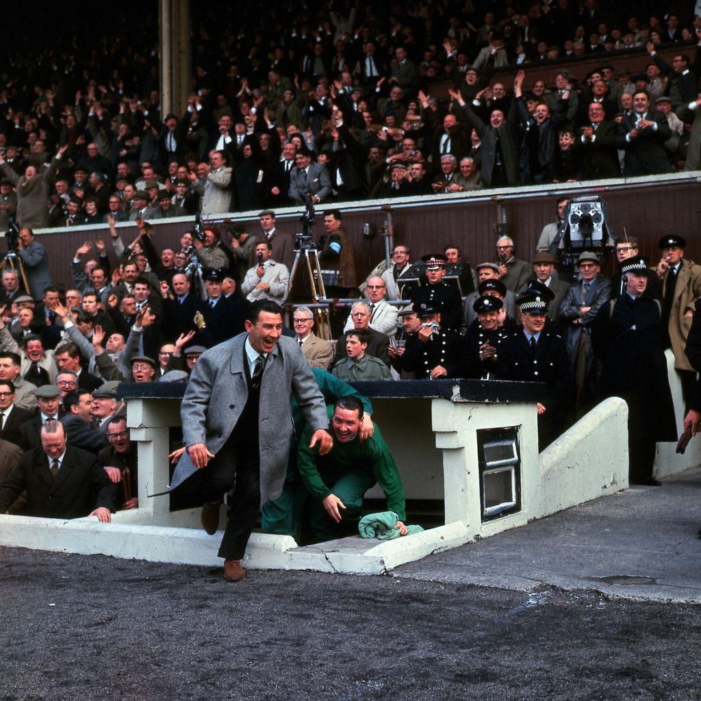 Photo Of The Day Sean Fallon Unfurls The League Flag, Plus A Profile