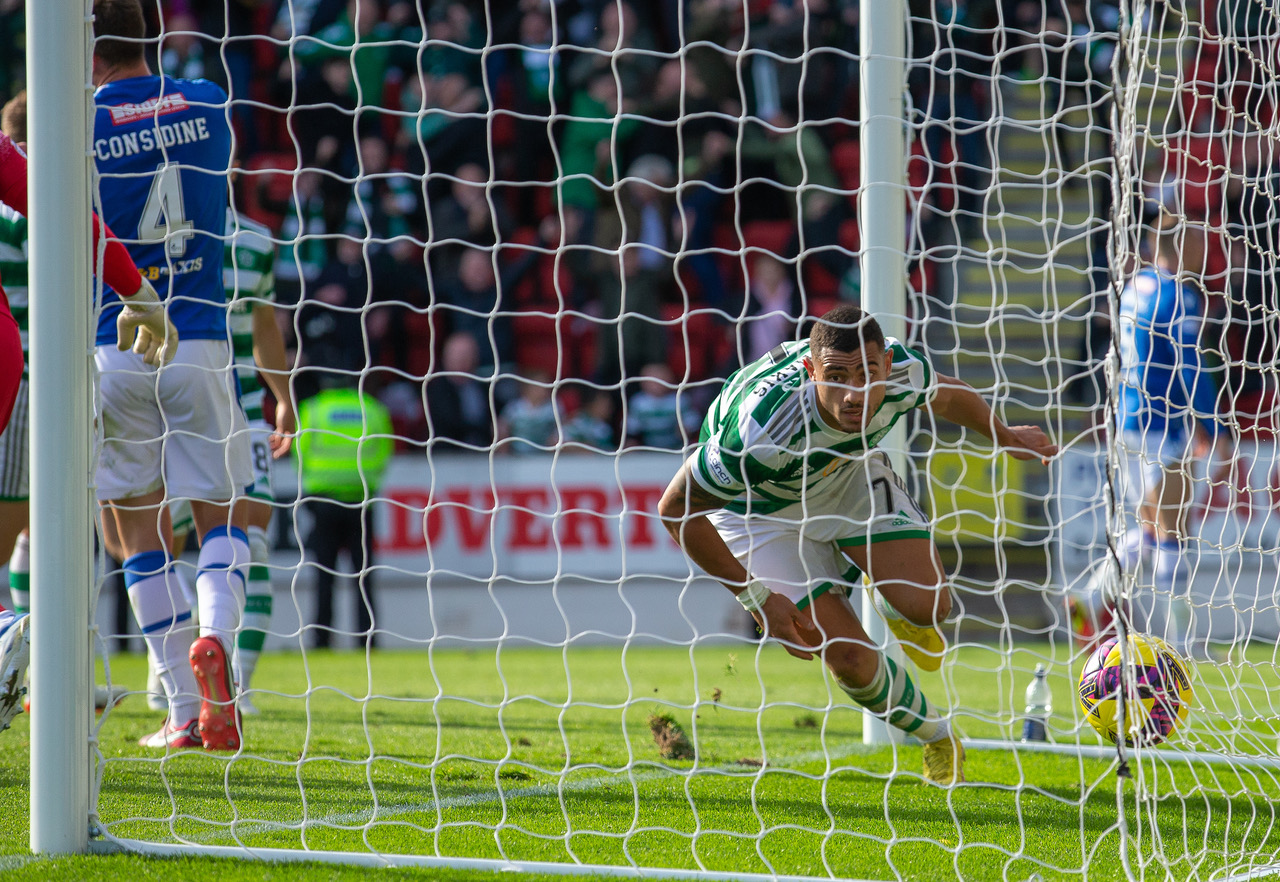 Gorgios Giakoumakis scores the stoppage time winner