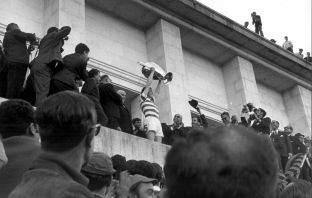 Billy McNeill holds aloft the European Cup