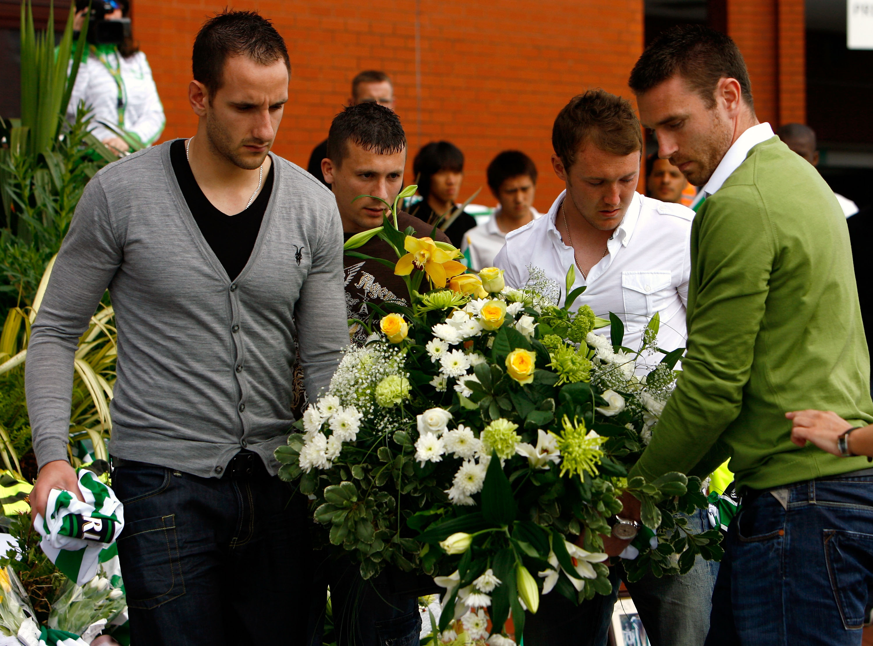 Aiden McGeady and his teammates pay their respects to Tommy Burns 