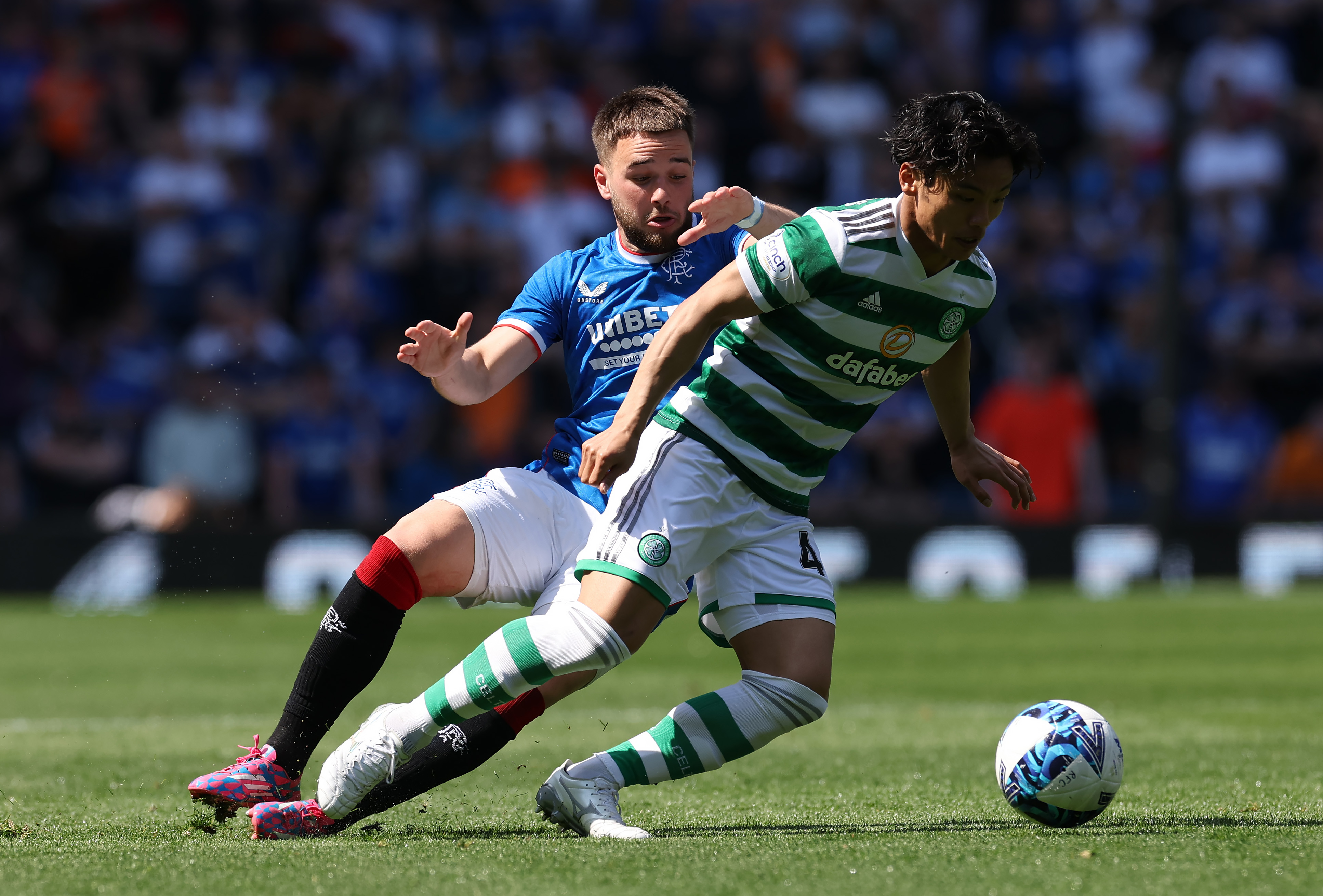 Nicolas Raskin chases Reo Hatate