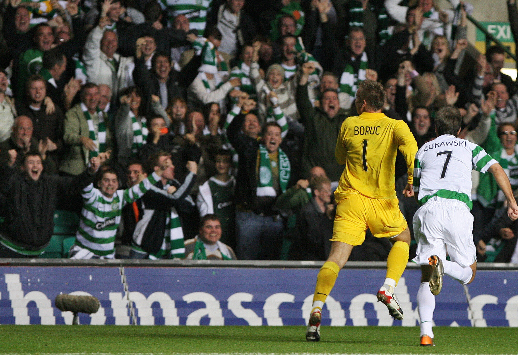 Artur Boruc celebrates