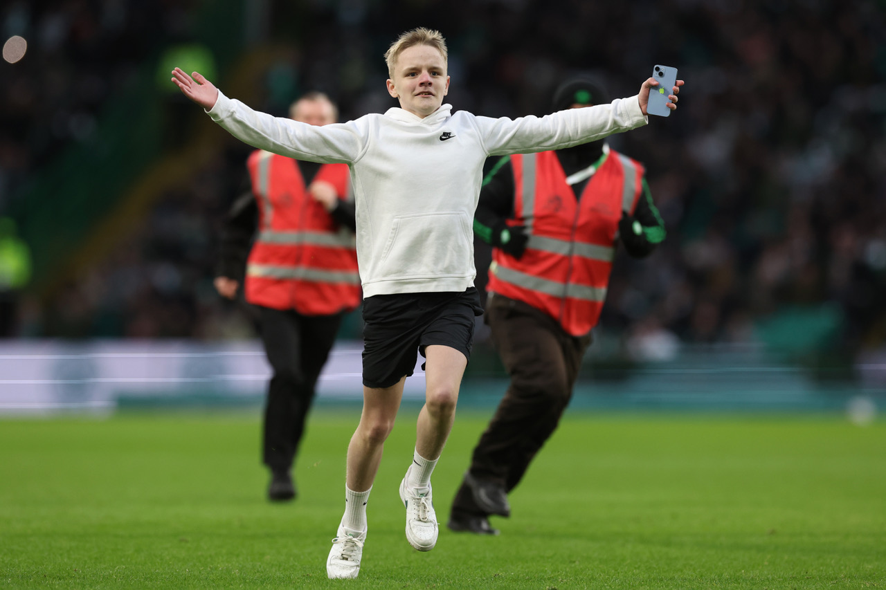 Celtic off best sale pitch training top