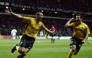 Henrik Larsson of Celtic celebrates