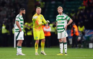 Kasper Schmeichel in discussion with Cameron Carter-Vickers and Liam Scales