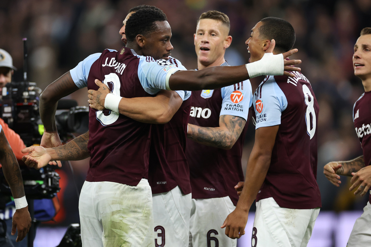 Jhon Duran of Aston Villa celebrates