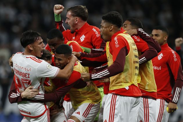 Alexandro Bernabei (L) of Internacional celebrates scoring