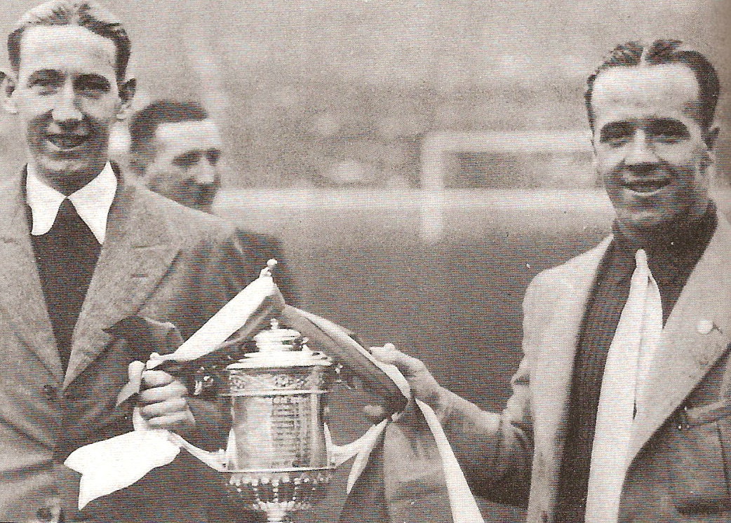 Willie Buchan holding the Scottish Cup 