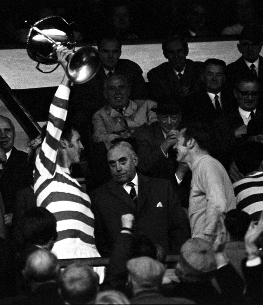 Billy McNeill lifts the League Cup