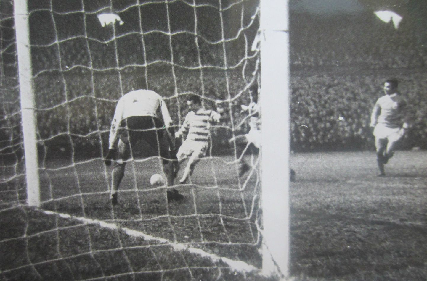 Willie Wallace scores against Benfica, 1969.