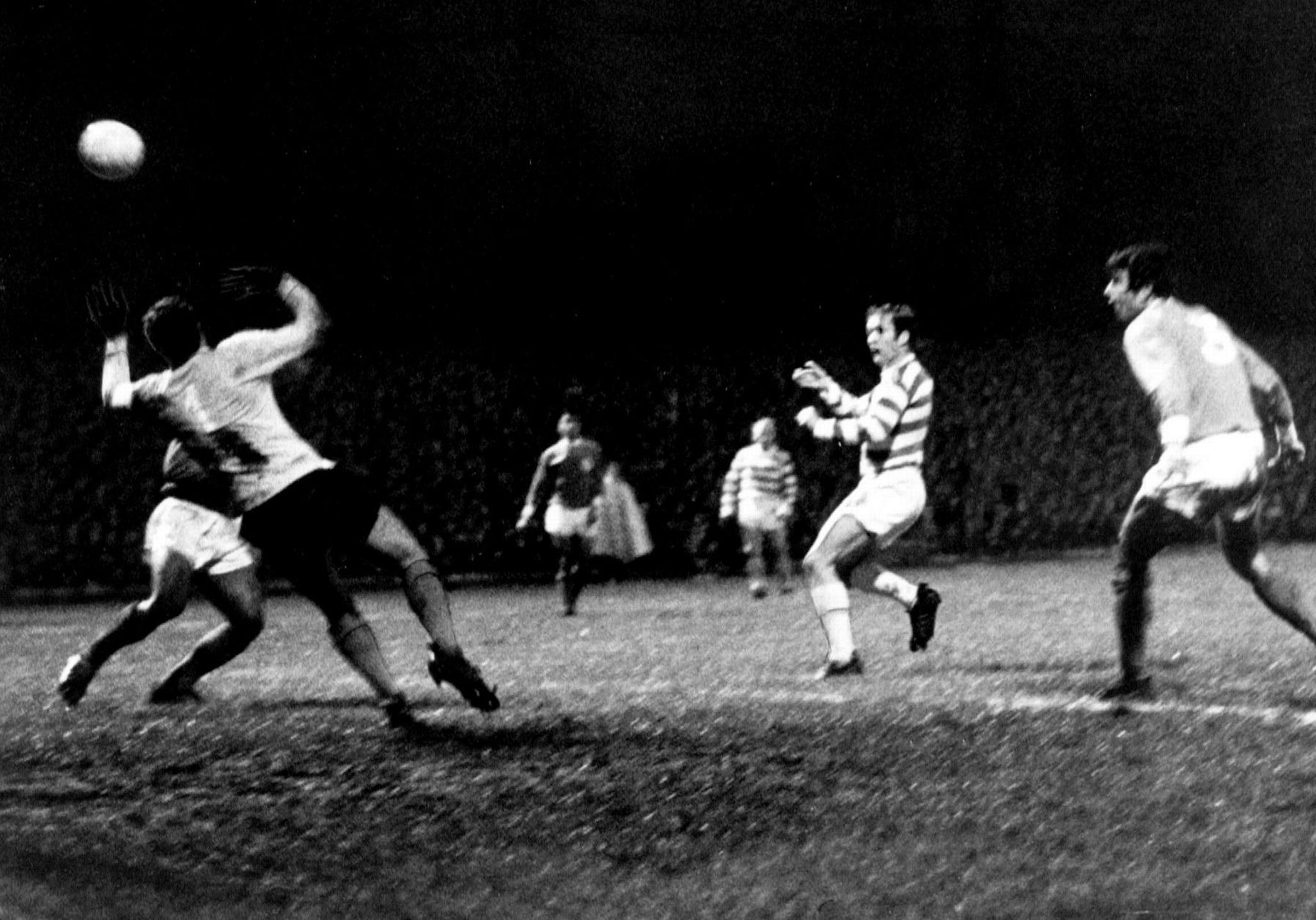 Harry Hood scores Celtic's third goal against Benfica (1969)