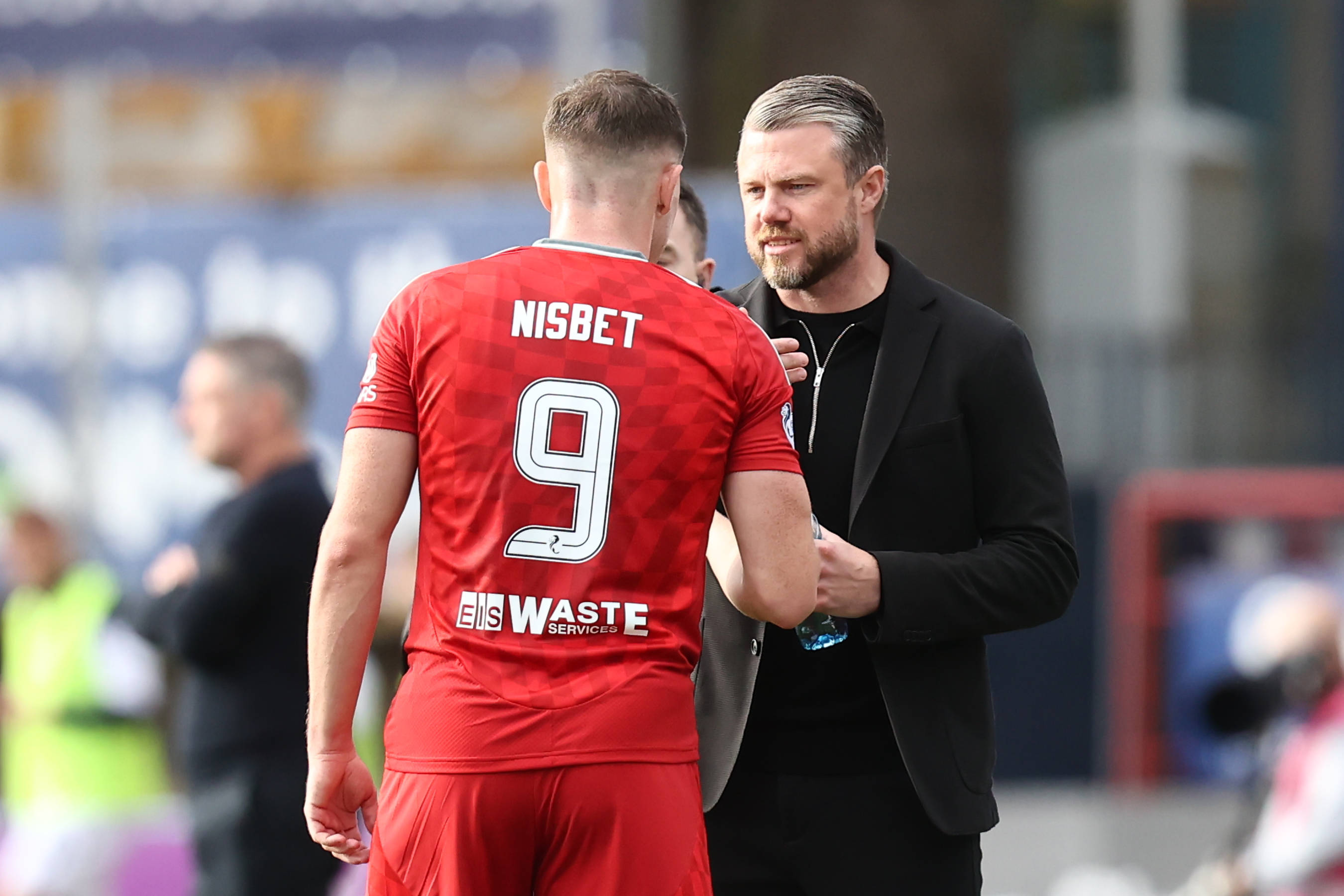 Aberdeen Manager Jimmy Thelin talks to Kevin Nisbet