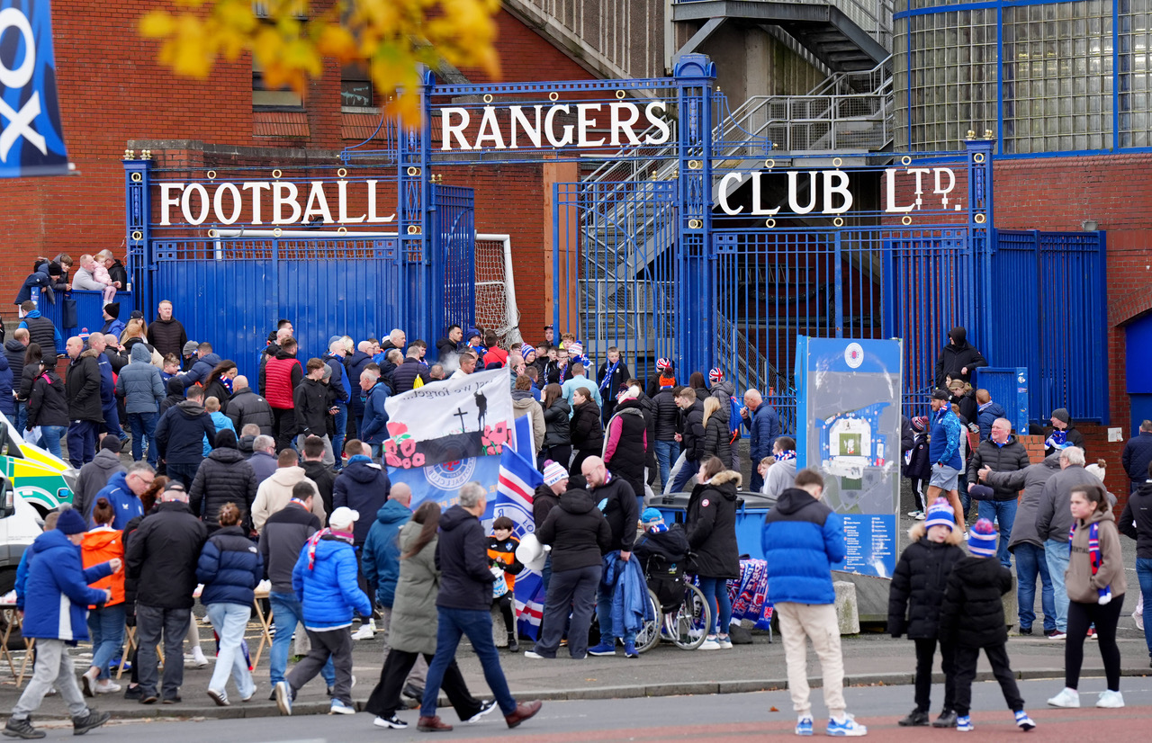 theRangers fans arrive