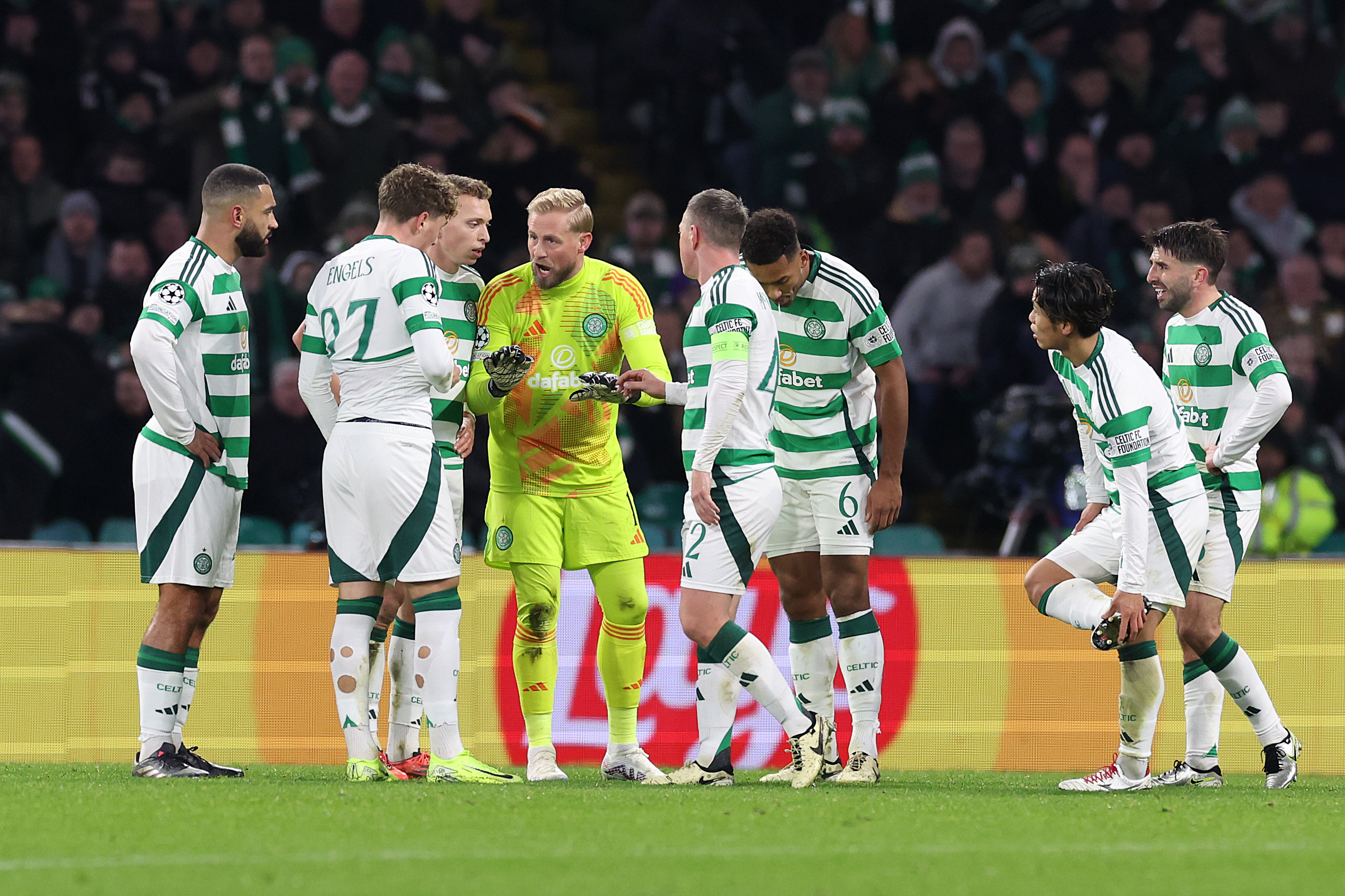 Kasper Schmeichel speaks to his teammates