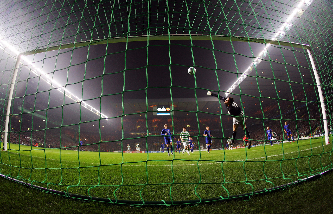 Scott McDonald scores for Celtic against Man Utd