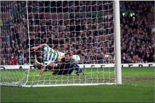 Henrik Larsson scores