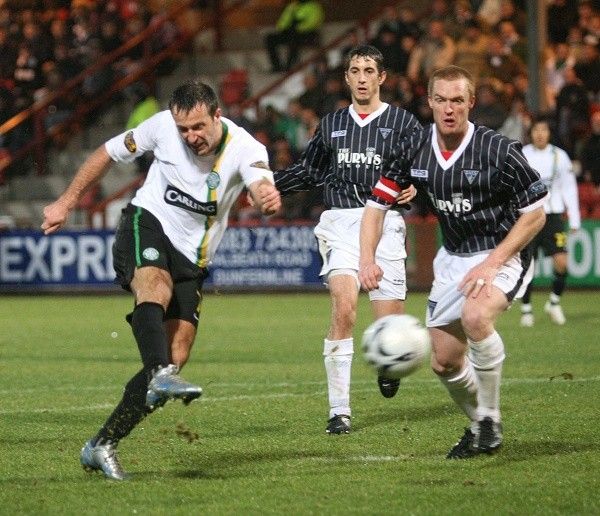 Maciej Zurawski scores