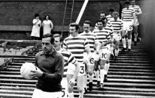 Ronnie Simpson leads out the Lisbon Lions