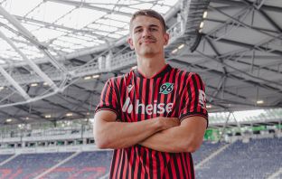 Maik Nawrocki trägt ab sofort das 96-Trikot. (Foto: 96/Redaktion)