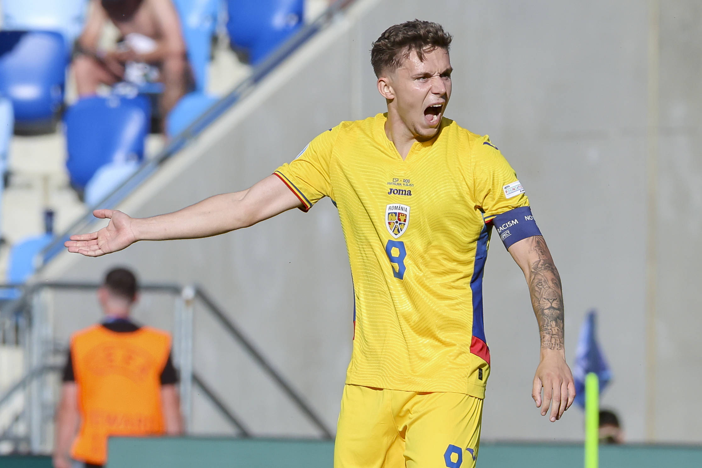 Louis Munteanu Romania celebrates