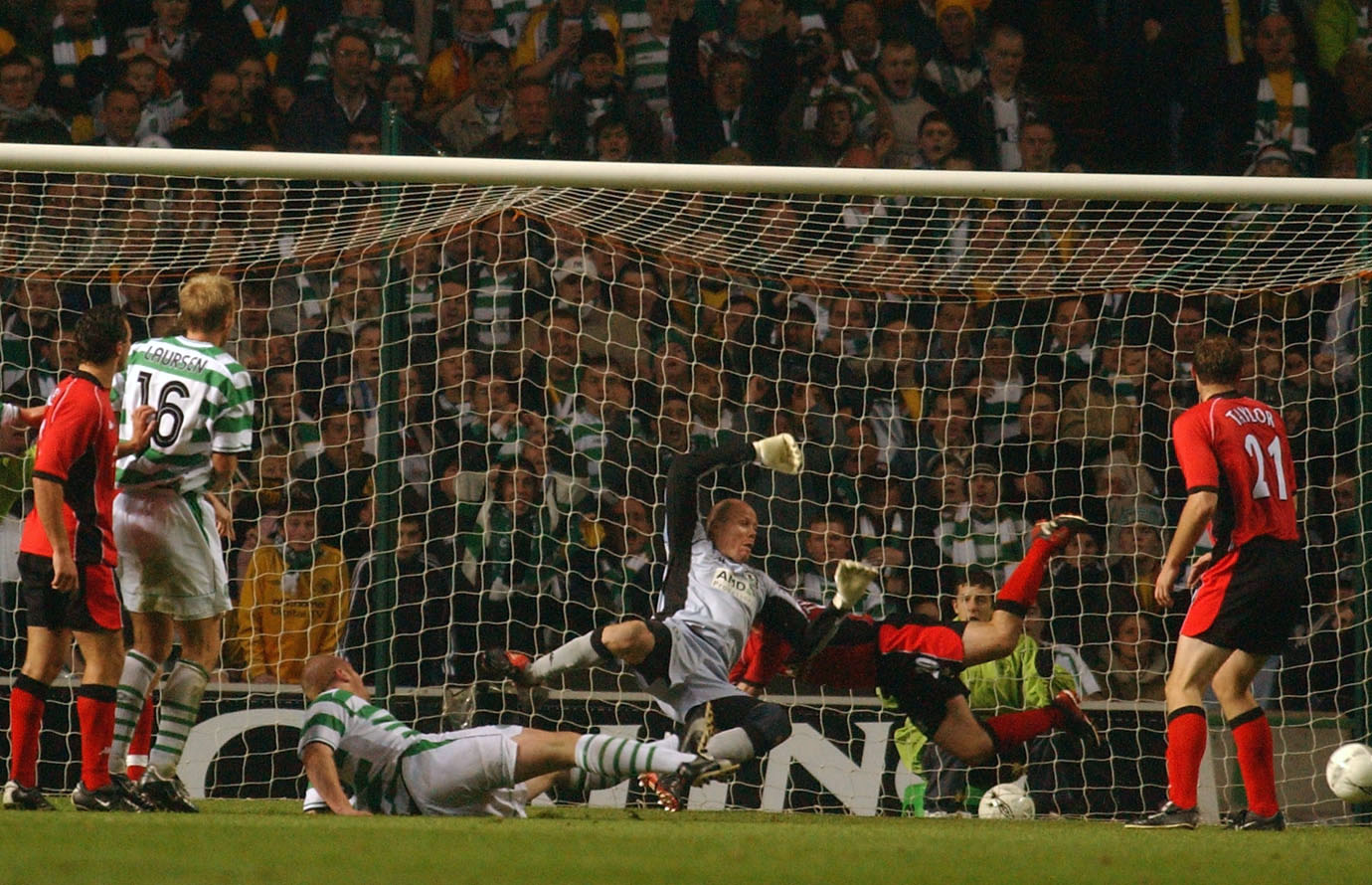 Henrik Larsson of Celtic scores