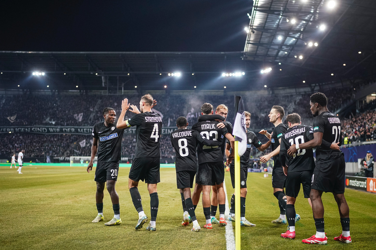 Arjan Malic (C) of SK Sturm Graz