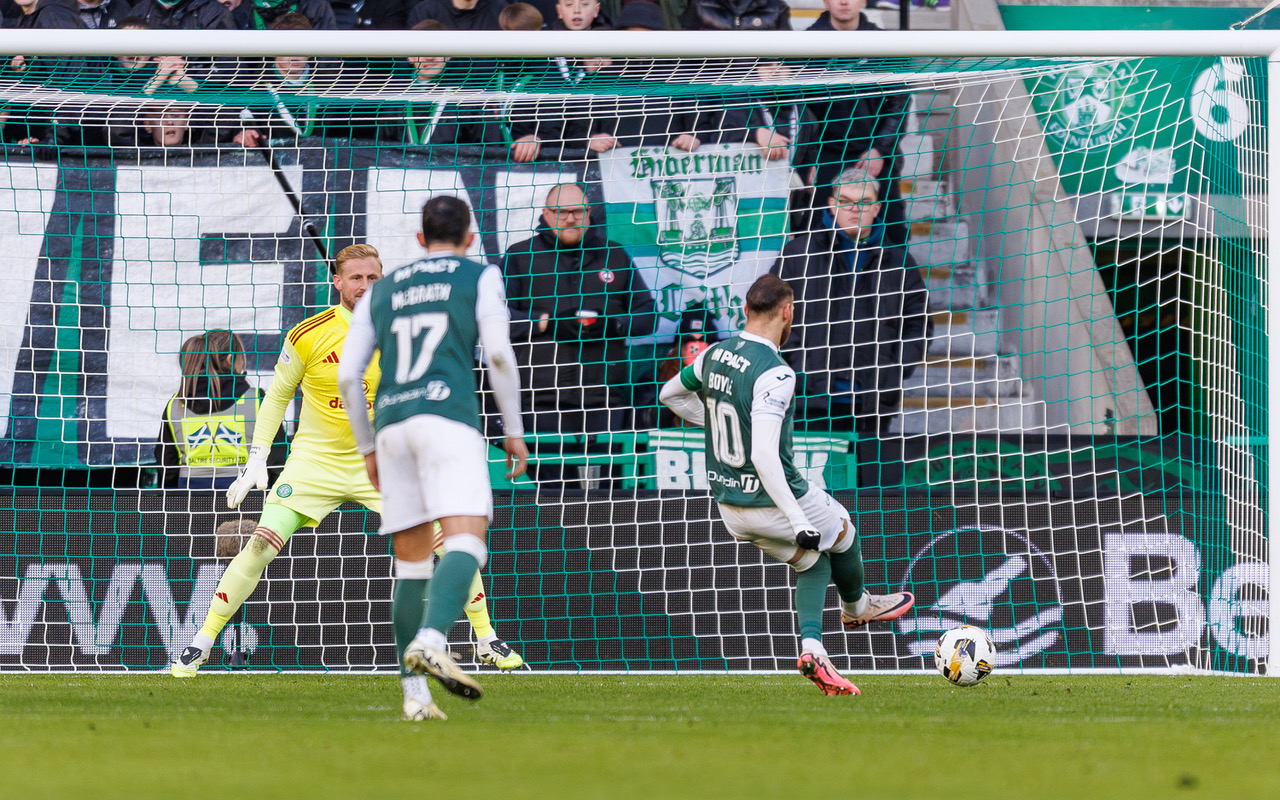 Martin Boyle scores from the spot