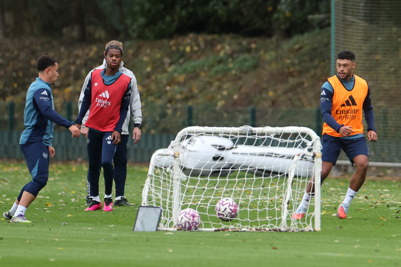 Alex Oxlade-Chamberlain attends a training session of Arsenal FC 