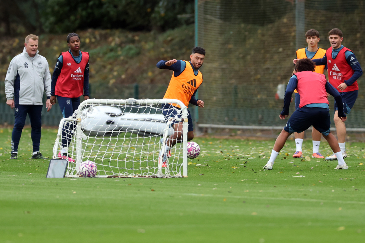 Alex Oxlade-Chamberlain attends a training session of Arsenal FC