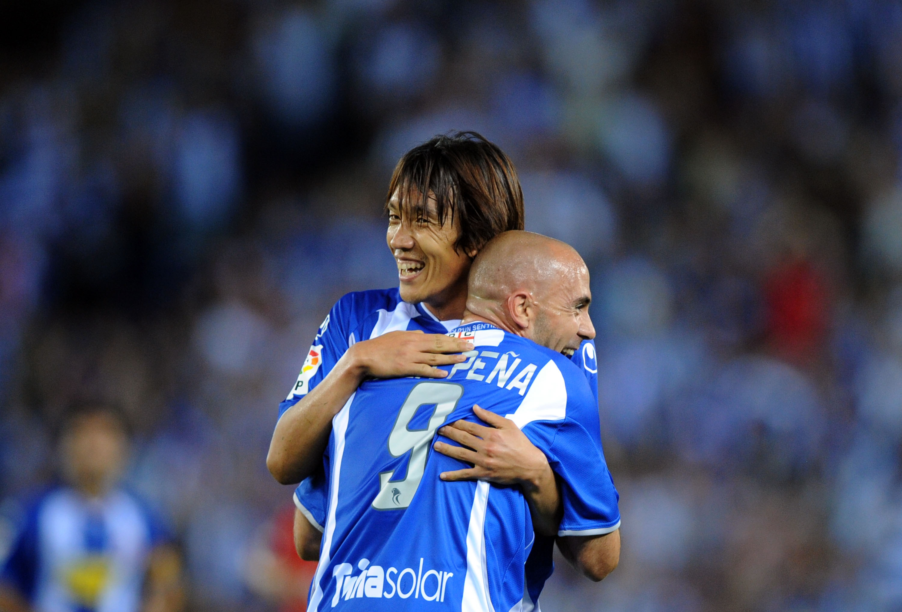 Shunsuke Nakamura (L) of RCD Espanyol is congratulated by Ivan de la Pena 