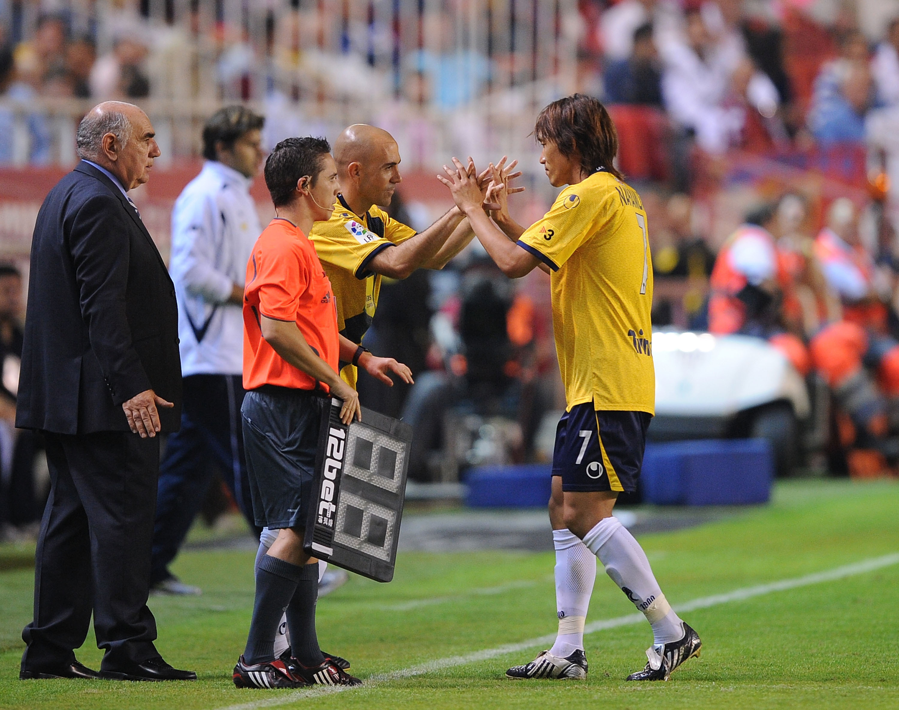 Shunsuke Nakamura (R) of RCD Espanyol is substituted by Ivan de la Pena